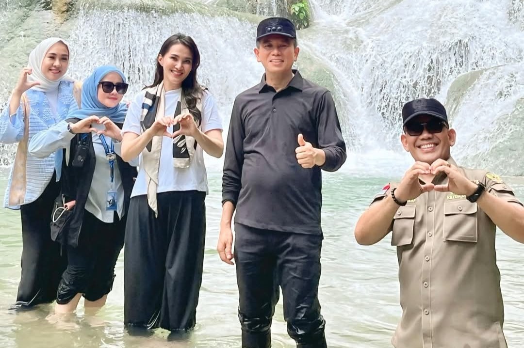 Gubernur Sherly saat berkunjung ke destinasi wisata Air Terjun Moramo di sela-sela kegiatan Rakornas PHD 2025. Foto: Pyan