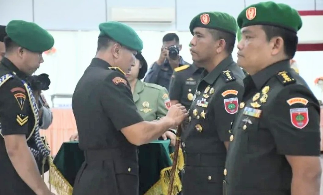 Kolonel Inf Josep Dat Dariyamanta Surbakti (kiri) saat dilantik sebagai Asops Kasdam XIV/Hasanuddin oleh Pangdam XIV/Hasanuddin Mayjen TNI Dr. Totok Imam Santoso. Foto: ppid.tniad.mil.id