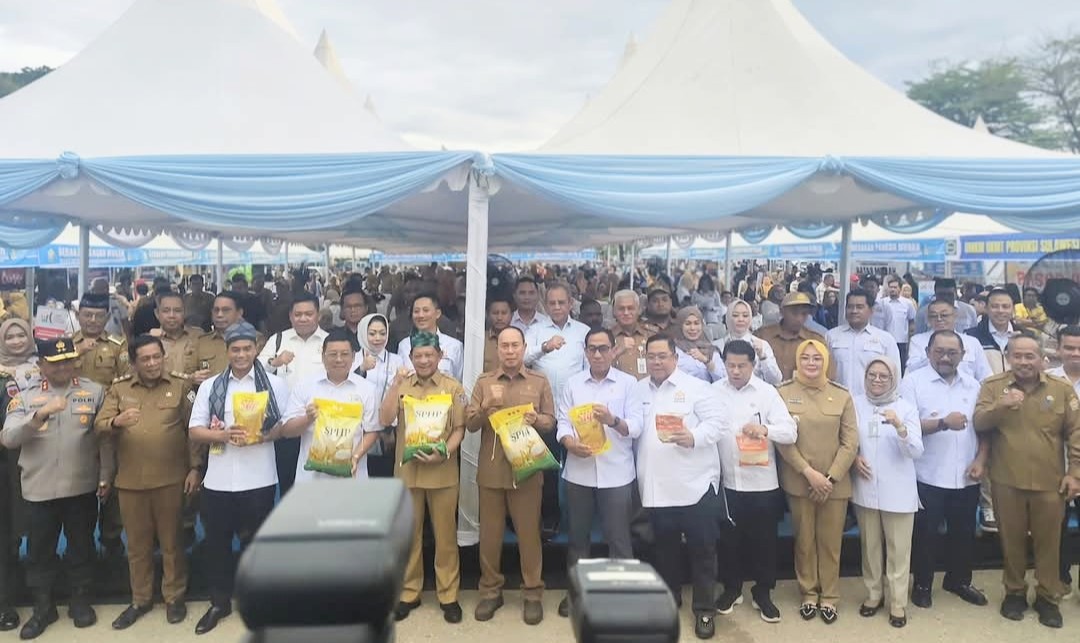 Pose bersama disela-sela pembukaan Gerakan Pangan Murah di Kendari. Foto: Ist
