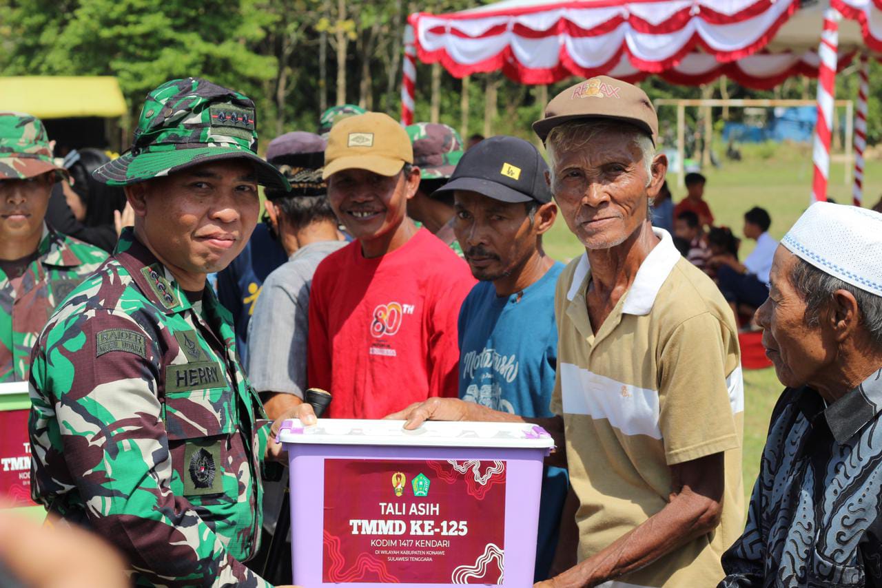 Dansatgas TMMD 125 Kodim 1417/Kendari Kolonel Inf Herry Idrianto memberikan tali kasih ke warga Desa Nekudu. Foto: tim