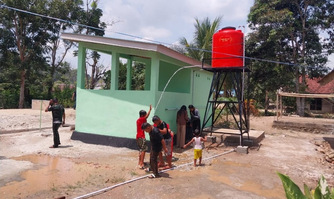 Anak-anak warga Desa Nekudu bermain air dilokasi TMMD program sumur bor. Foto: tim