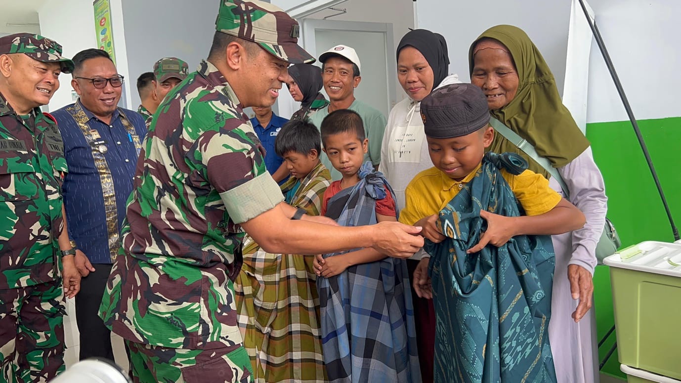 Ketua Tim Wasev TMMD 125 Mabes AD Kolonel Arm Djoko Sudjarwo ketika acara sunat massal digelar di balai Desa Nekudu. Foto: tim