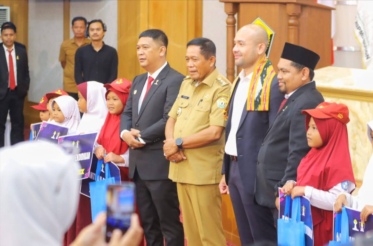 Akbar Himawan Buchari bersama Triawan Rizbar Taha usai pelantikan pengurus HIPMI Sultra beberapa waktu lalu. Foto: Ist
