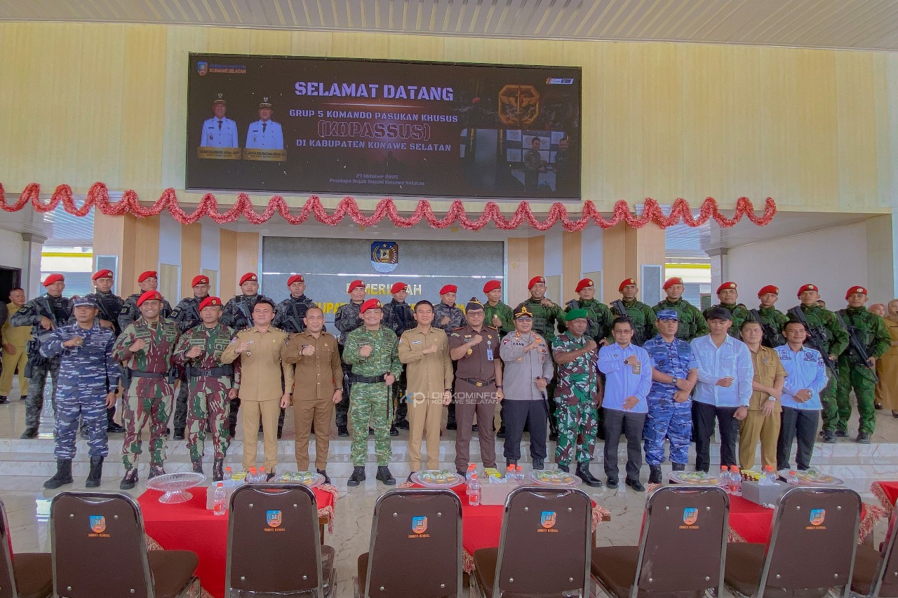 Bupati Irham Kalenggo sambut kedatangan Grup 5 Kopassus di Konsel. Foto: Baem