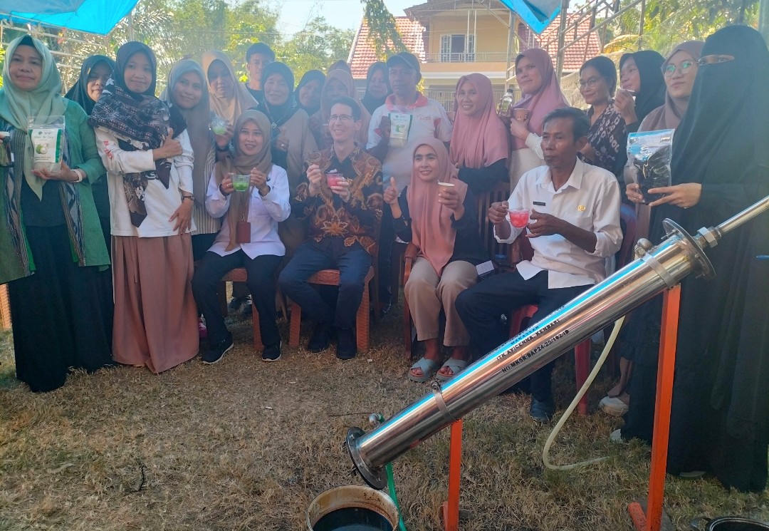 Konsul-Jenderal Australia saat mengunjungi proyek pengolahan kelapa di Tobimeita Kendari. Foto: One