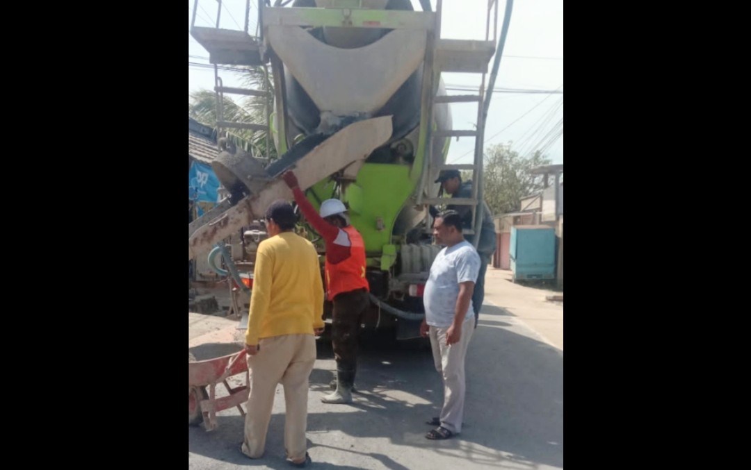 Anwar saat mengawasi proses finishing pengerjaan Jalan Jambu Mente, Kelurahan Anggoeya. Foto: Ist