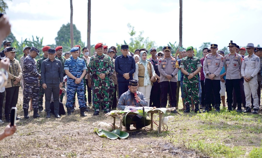 Prosesi adat–baksos warnai pemasangan patok batas Markas Grup 5 Kopassus. Foto: Baem