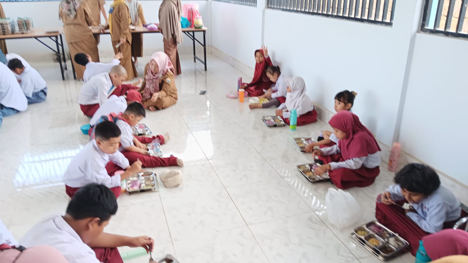 Siswa-siswi SLBN 1 Kendari saat menikmati MBG. Foto: Ist