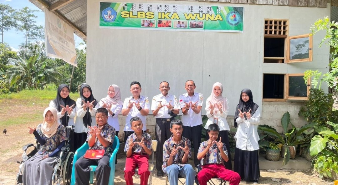 KCD Dikbud Sultra tinjau proses belajar mengajar di SLBS IKA Wuna. Foto: Ist
