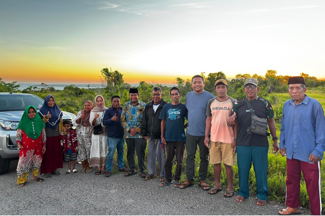 Risman Boti (keempat dari kanan) bersama perwakilan ahli waris di hamparan tanah Turakia Balokululi Labalawa, Kecamatan Betoambari, Kota Baubau. Foto: Ist